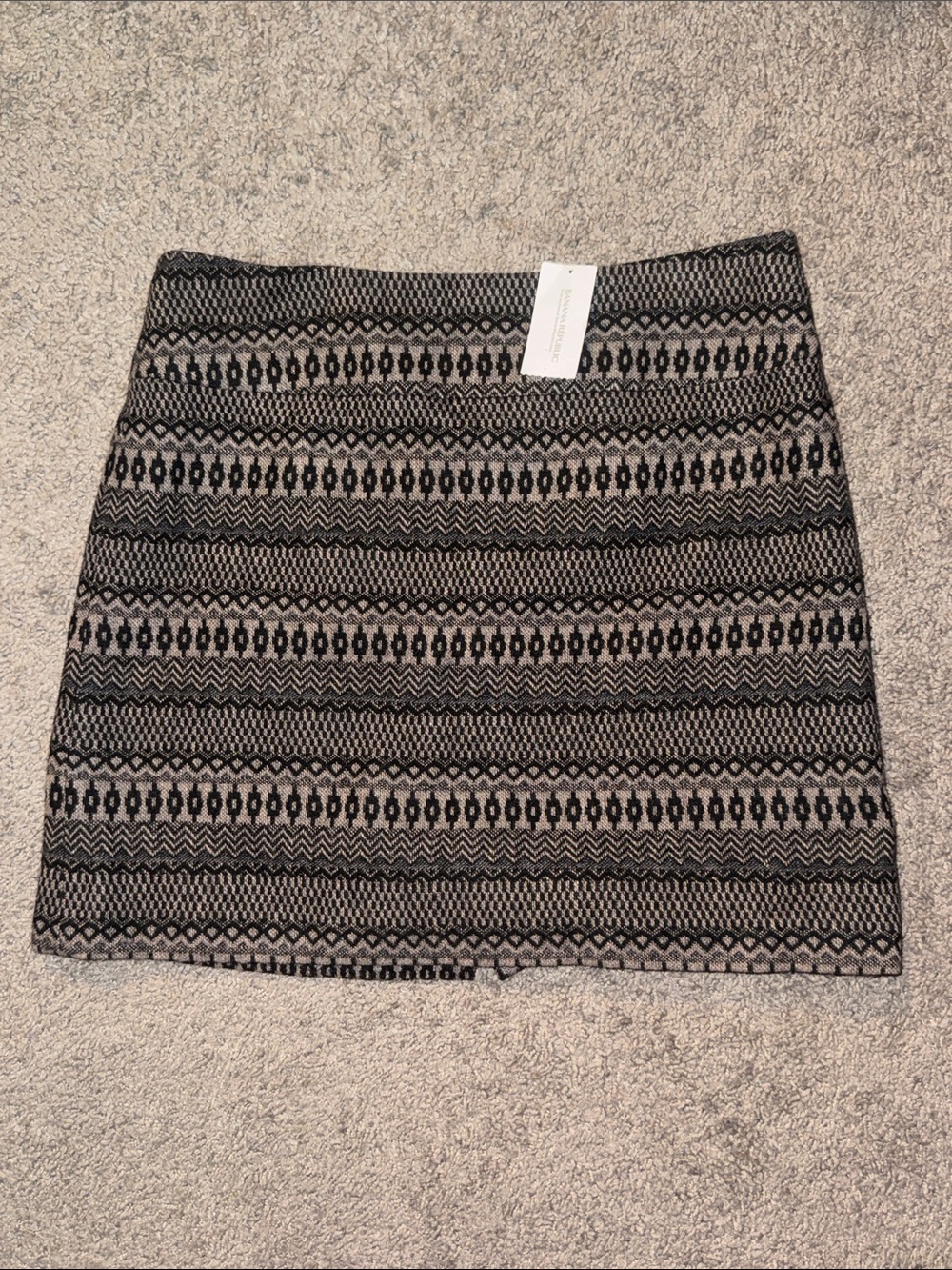 NWT Banana Republic Black and Cream Patterned Mini Skirt